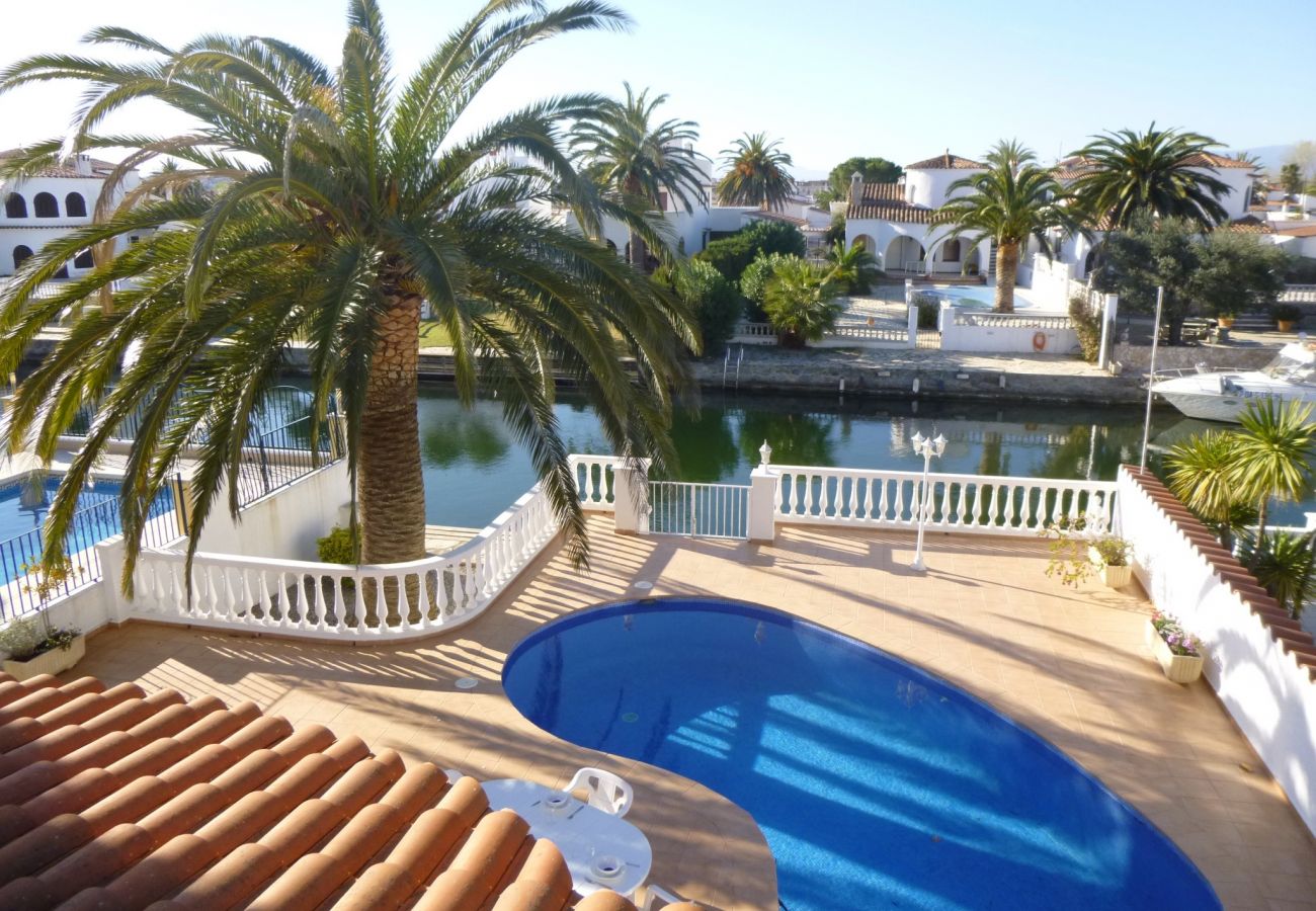 Villa in Empuriabrava - 0108-LLOBREGAT House at the canal with pool and mooring