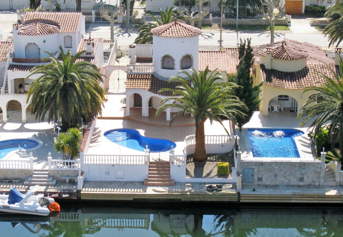 Villa in Empuriabrava - 0108-LLOBREGAT House at the canal with pool and mooring