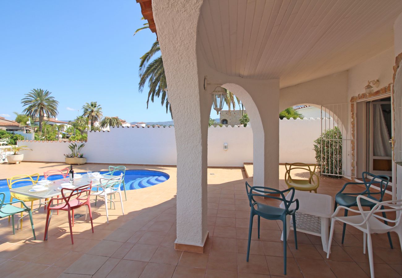Villa in Empuriabrava - 0108-LLOBREGAT House at the canal with pool and mooring