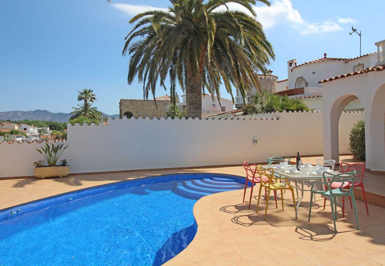 Villa in Empuriabrava - 0108-LLOBREGAT House at the canal with pool and mooring