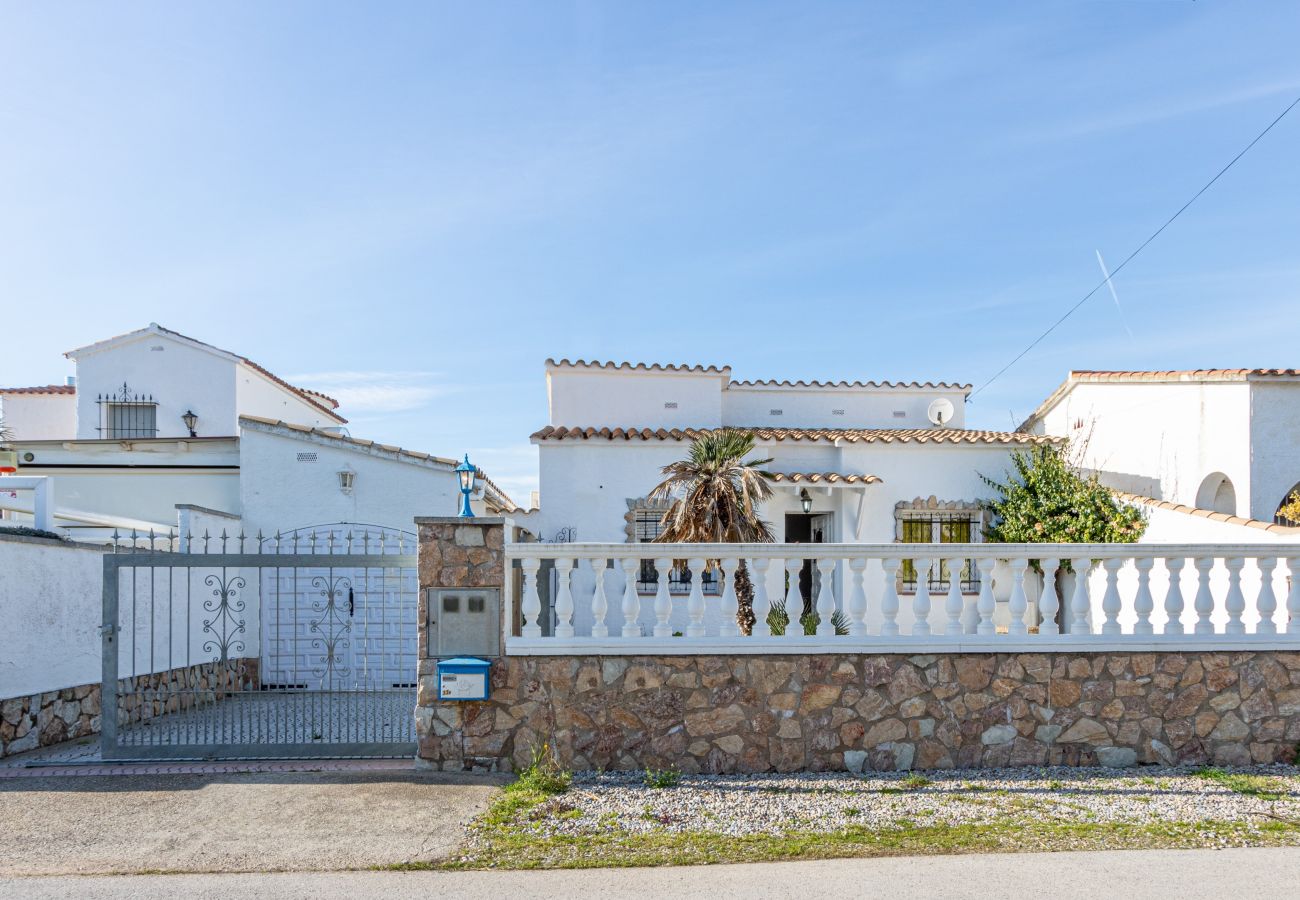 Villa in Empuriabrava - 0038-CREUS  House at the canal with pool and mooring