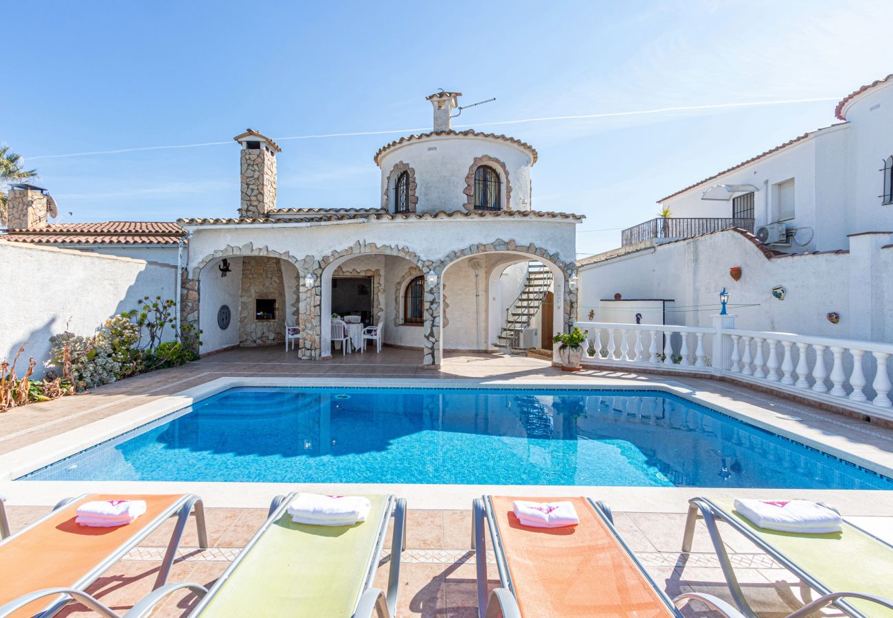 Villa in Empuriabrava - 0038-CREUS  House at the canal with pool and mooring