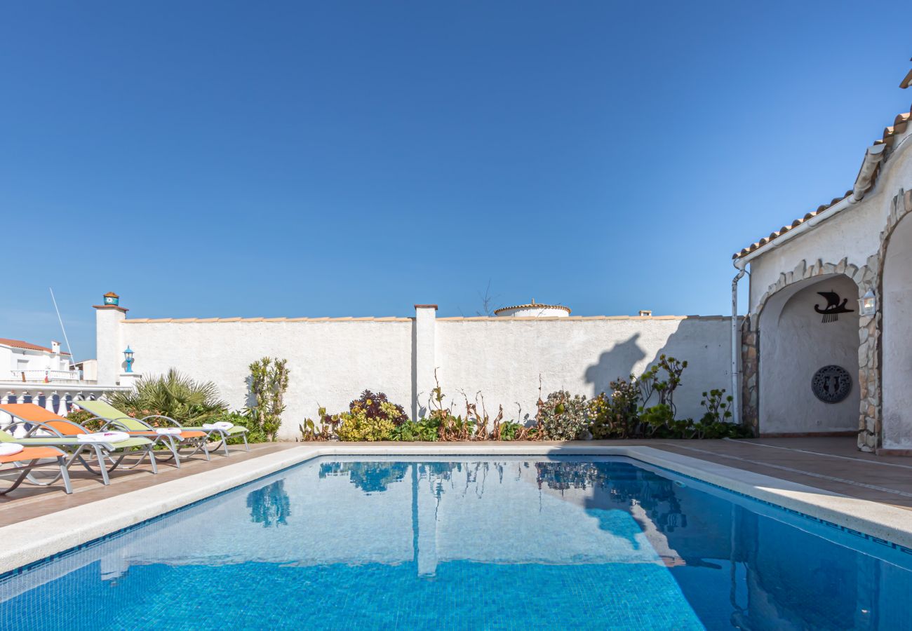 Villa in Empuriabrava - 0038-CREUS  House at the canal with pool and mooring