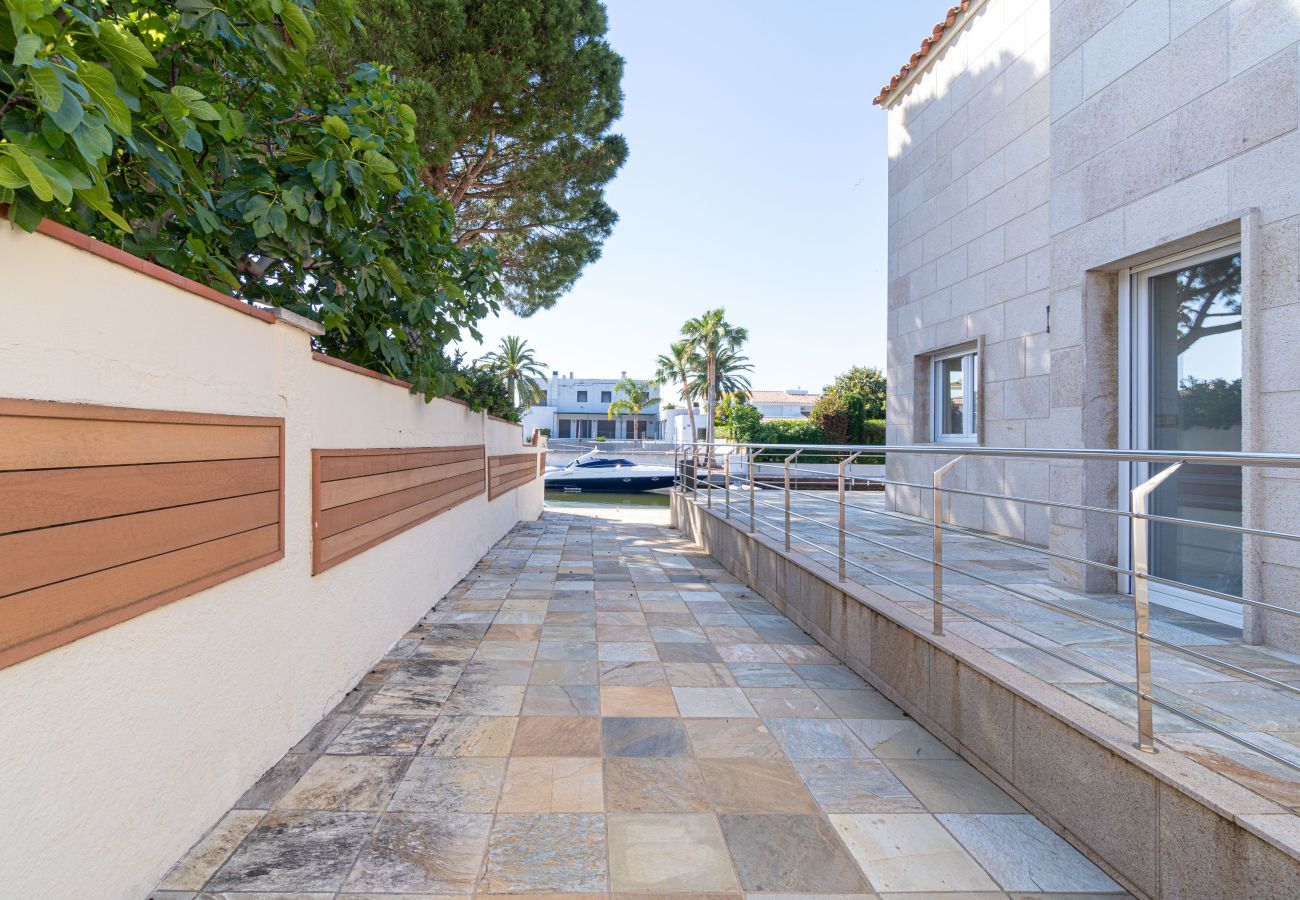 Villa in Empuriabrava - 0031-TER House at the canal with pool, mooring and studio