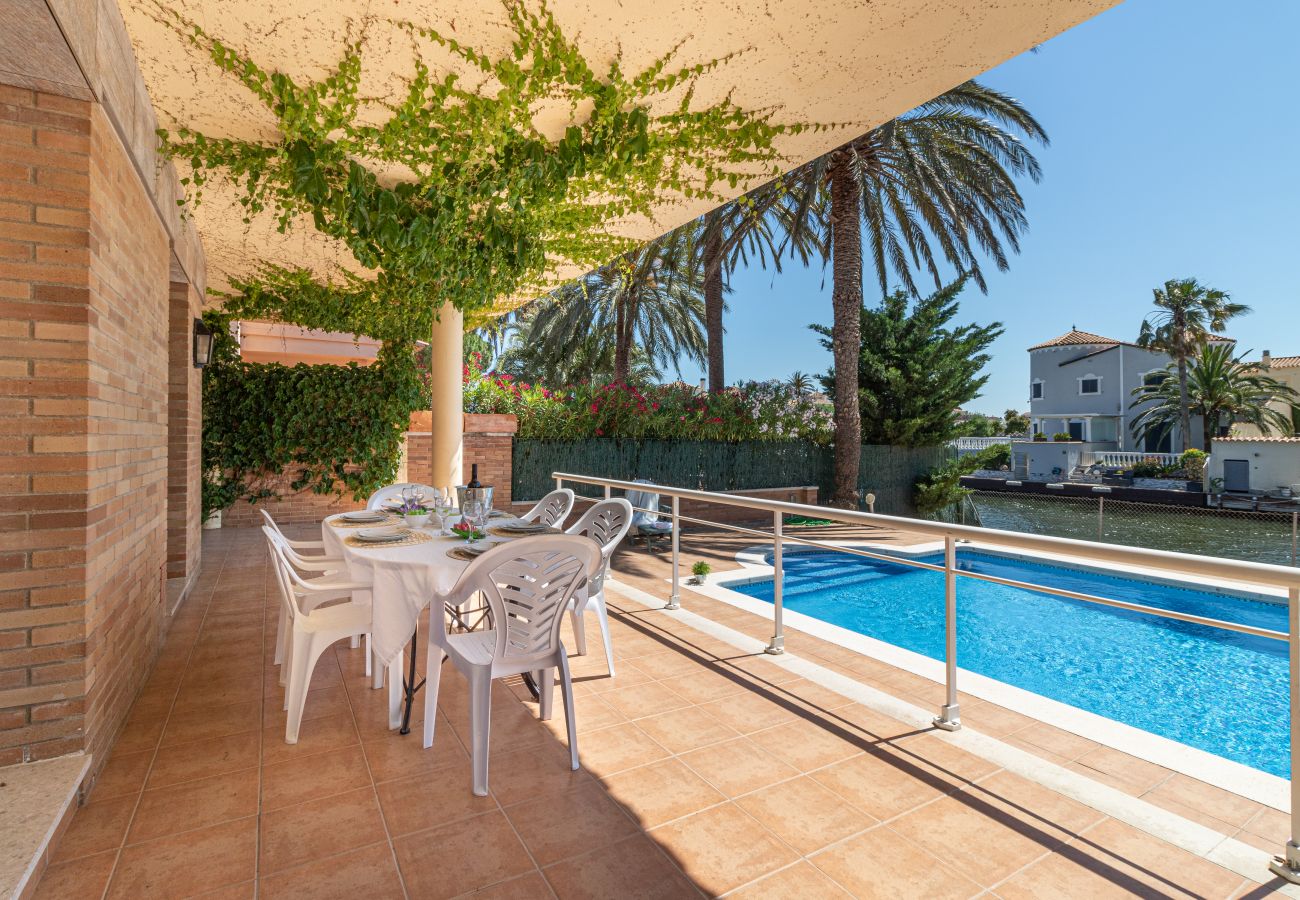 Villa in Empuriabrava - 0145-PANI House at the canal with pool and mooring