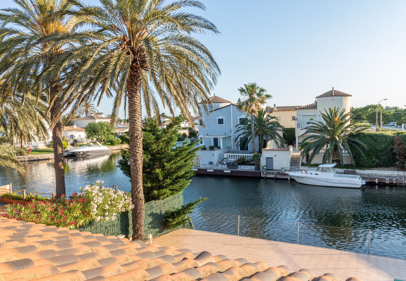 Villa in Empuriabrava - 0145-PANI House at the canal with pool and mooring