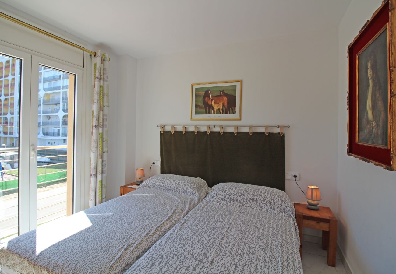 Apartment in Empuriabrava - 0163-PORT SALINS Apartment with canal view