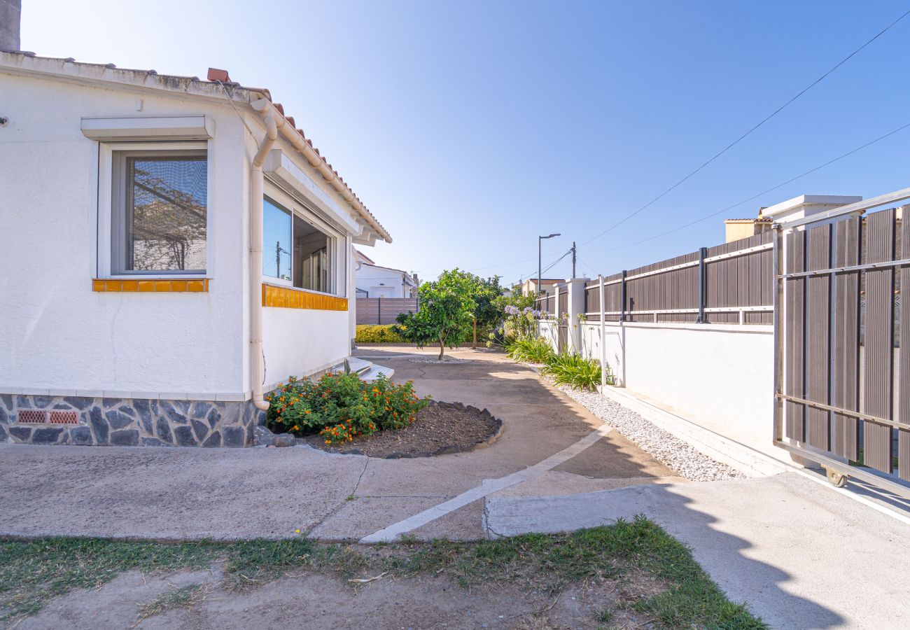 Villa in Empuriabrava - 0032-CARLIT House with garden and 3 bedrooms
