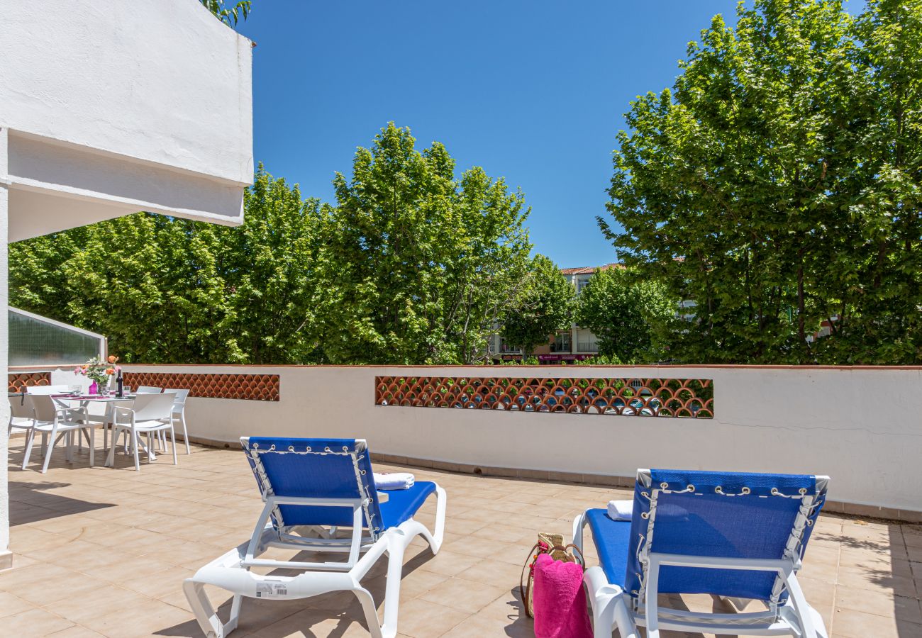 Apartment in Empuriabrava - 0187-SANT MORI Apartment with big terrace and wifi