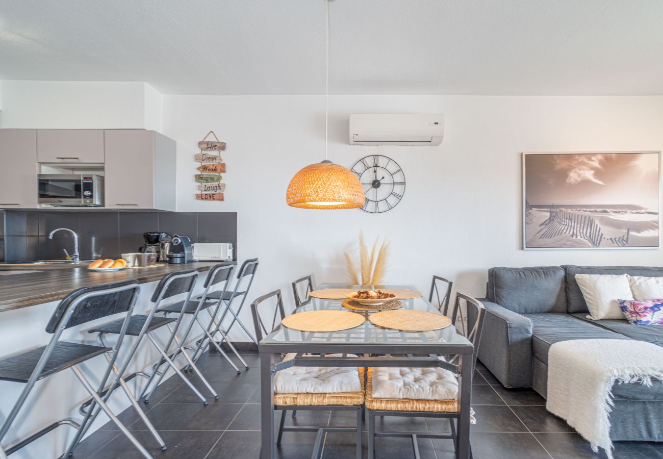 Apartment in Empuriabrava - 0137-SANT MAURICI Apartment with canal view and pool