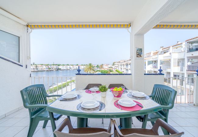 Apartment in Empuriabrava - 0183-SANT MAURICI Apartment with canal view and parking