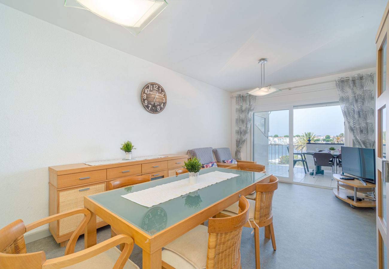 Apartment in Empuriabrava - 0183-SANT MAURICI Apartment with canal view and parking
