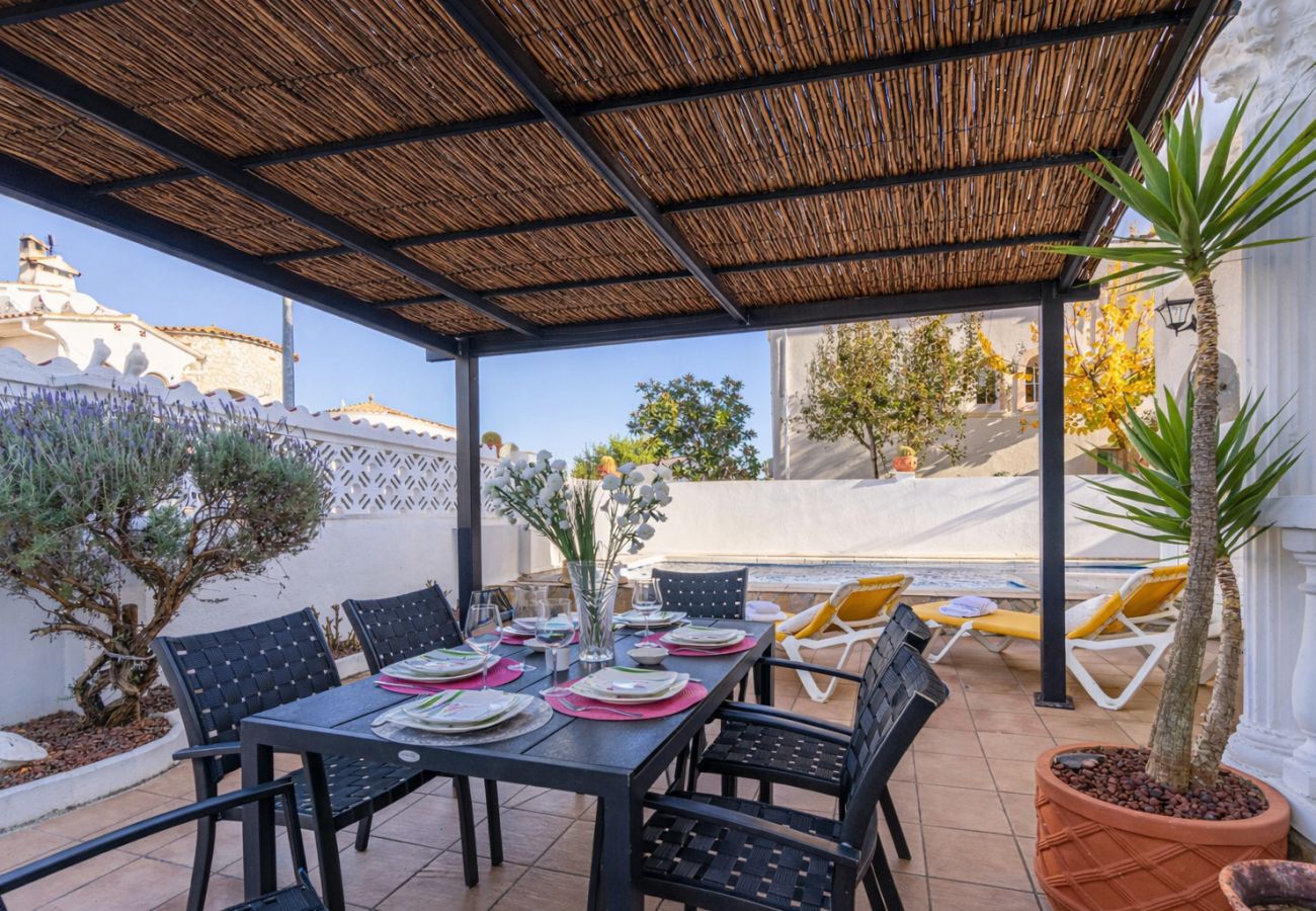 Villa in Empuriabrava - 0007-REQUESENS House with private pool and wifi