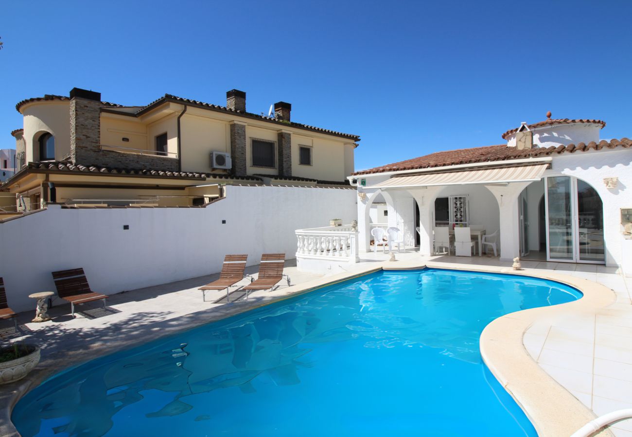 Villa in Empuriabrava - 0100-LLOBREGAT House at the canal with pool, mooring and studio