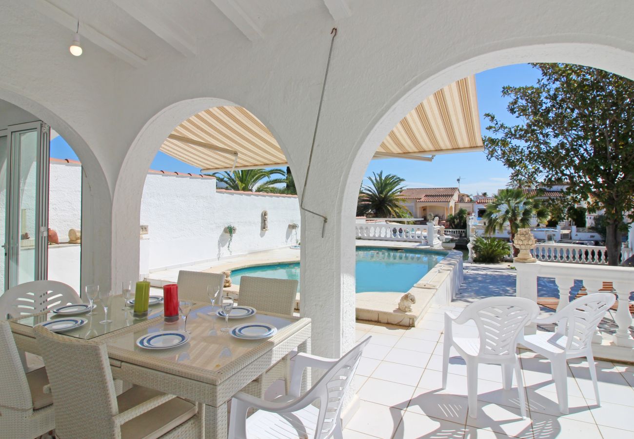 Villa in Empuriabrava - 0100-LLOBREGAT House at the canal with pool, mooring and studio