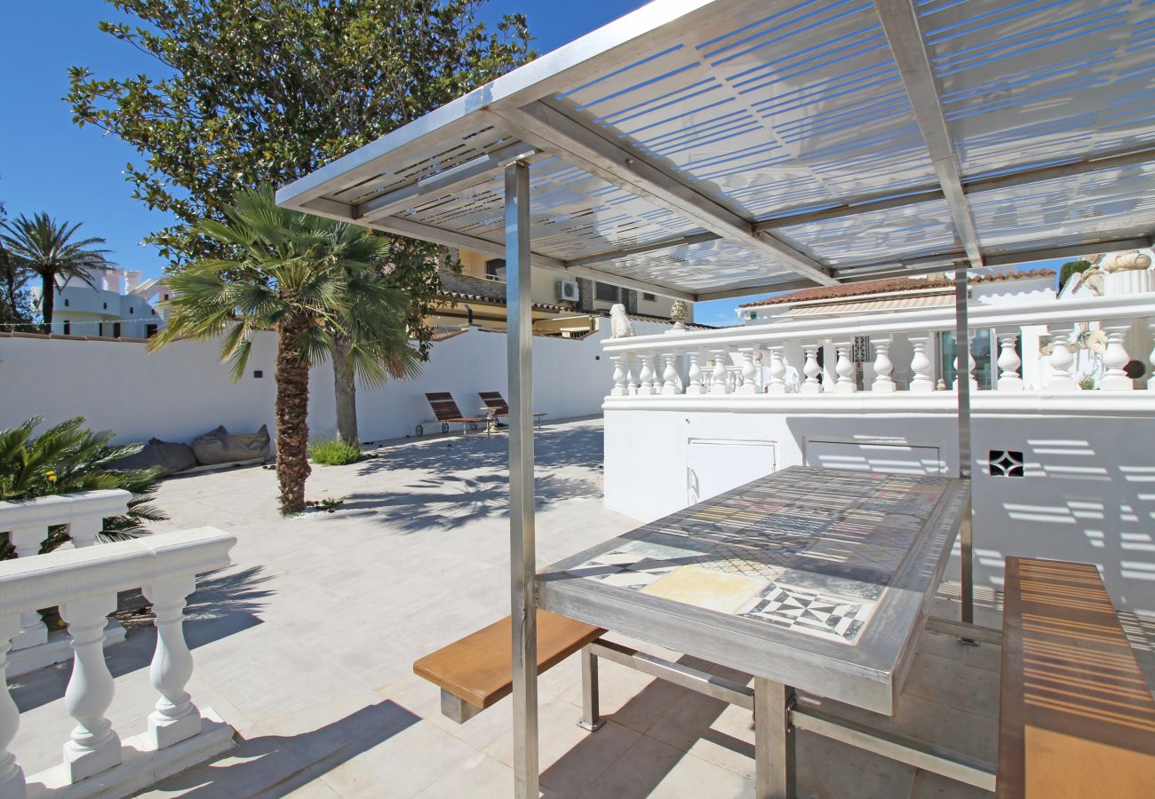 Villa in Empuriabrava - 0100-LLOBREGAT House at the canal with pool, mooring and studio