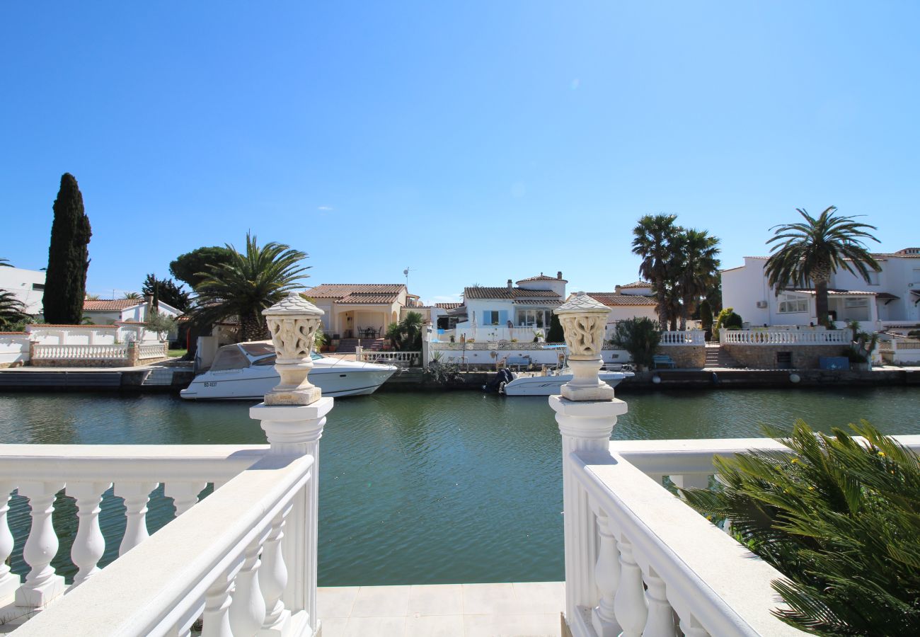 Villa in Empuriabrava - 0100-LLOBREGAT House at the canal with pool, mooring and studio