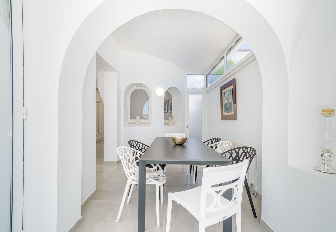 Villa in Empuriabrava - 0100-LLOBREGAT House at the canal with pool, mooring and studio