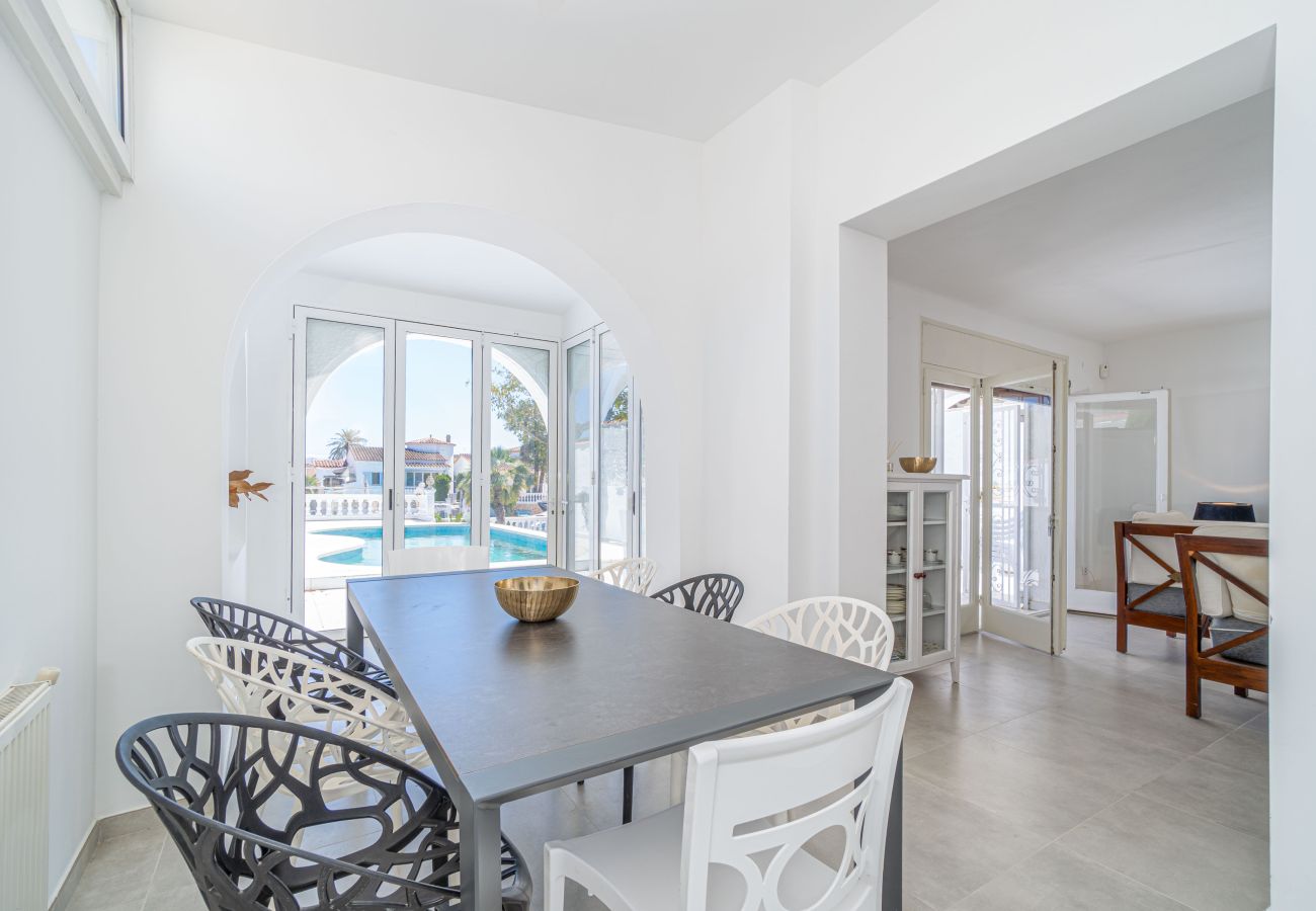 Villa in Empuriabrava - 0100-LLOBREGAT House at the canal with pool, mooring and studio