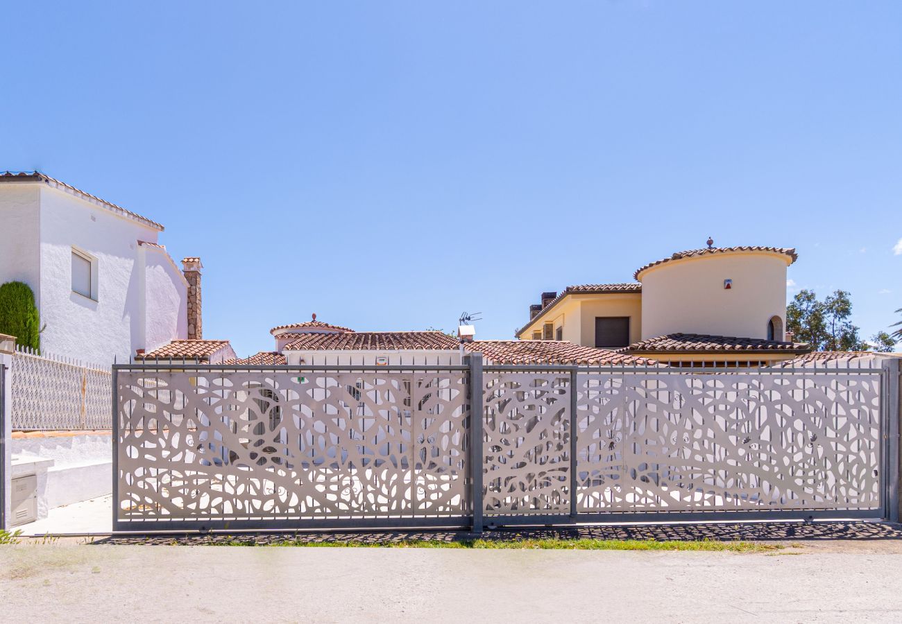 Villa in Empuriabrava - 0100-LLOBREGAT House at the canal with pool, mooring and studio