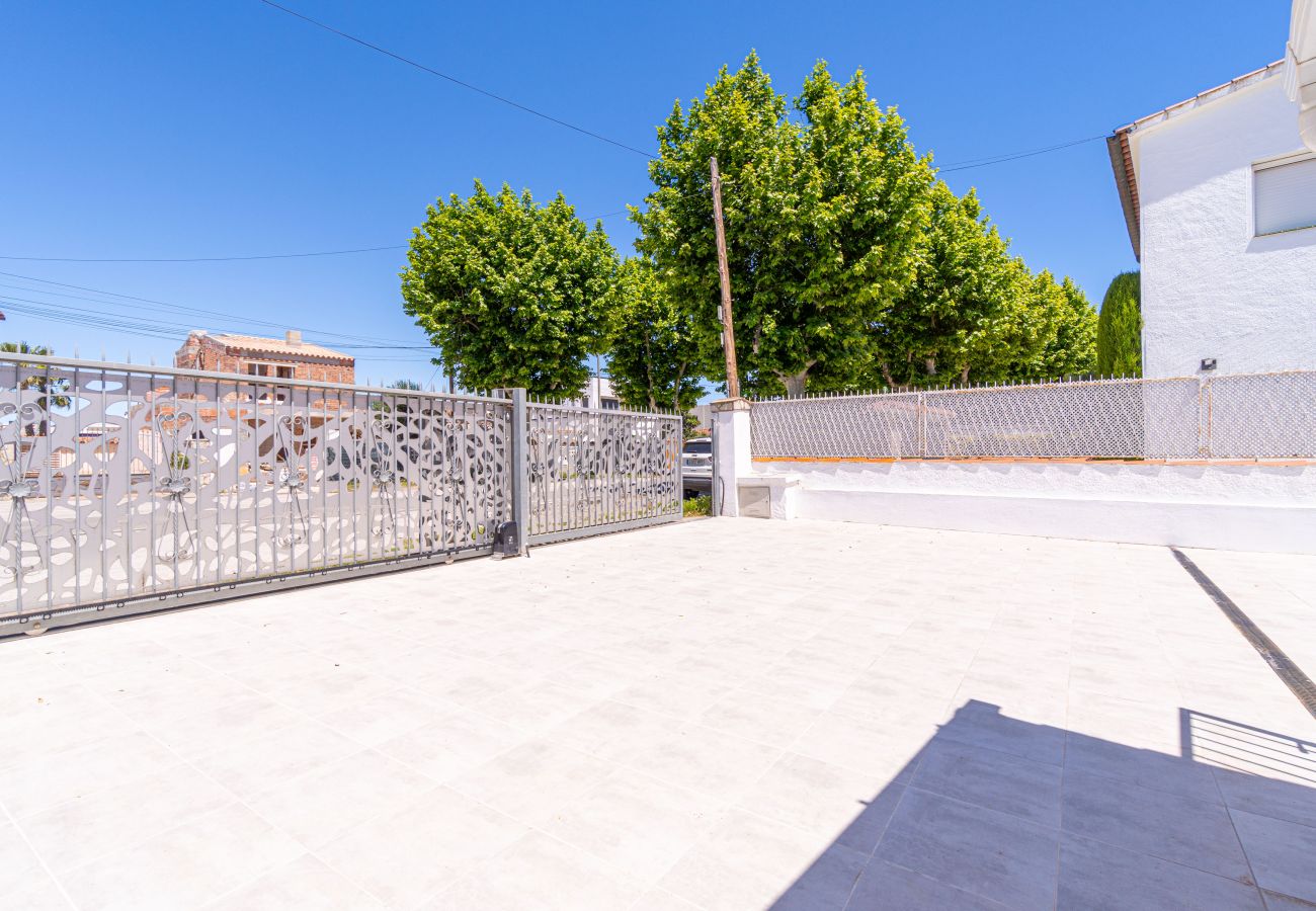 Villa in Empuriabrava - 0100-LLOBREGAT House at the canal with pool, mooring and studio