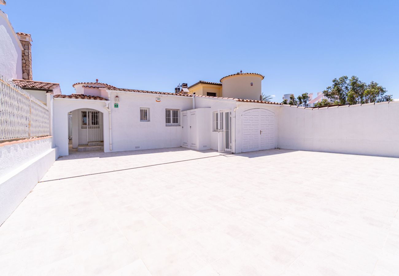 Villa in Empuriabrava - 0100-LLOBREGAT House at the canal with pool, mooring and studio