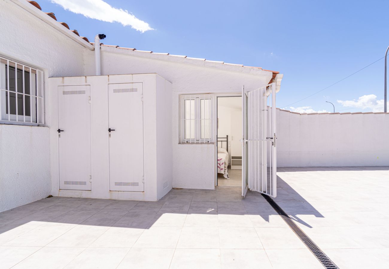 Villa in Empuriabrava - 0100-LLOBREGAT House at the canal with pool, mooring and studio