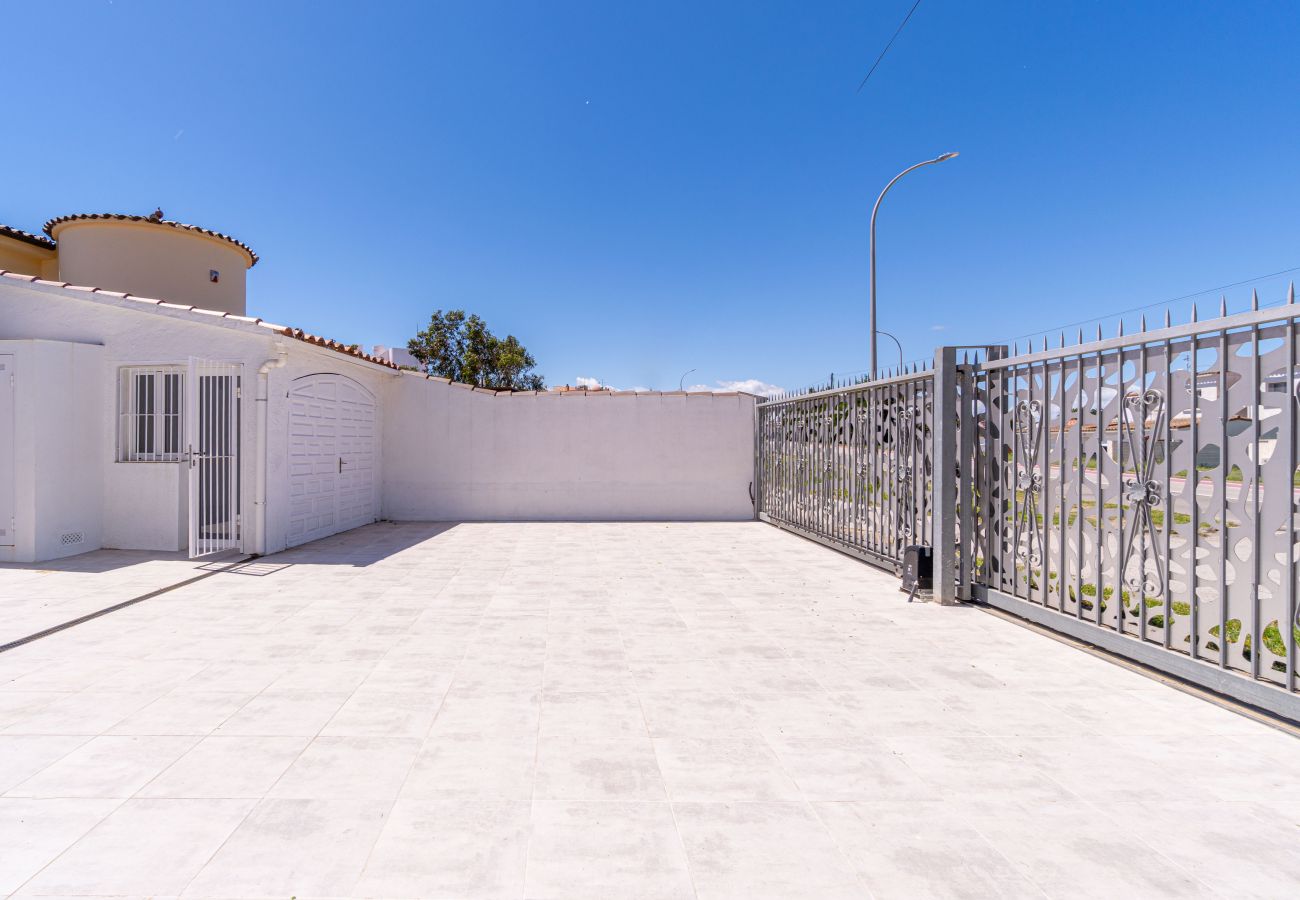 Villa in Empuriabrava - 0100-LLOBREGAT House at the canal with pool, mooring and studio