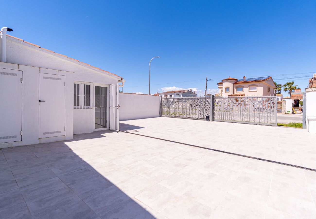 Villa in Empuriabrava - 0100-LLOBREGAT House at the canal with pool, mooring and studio