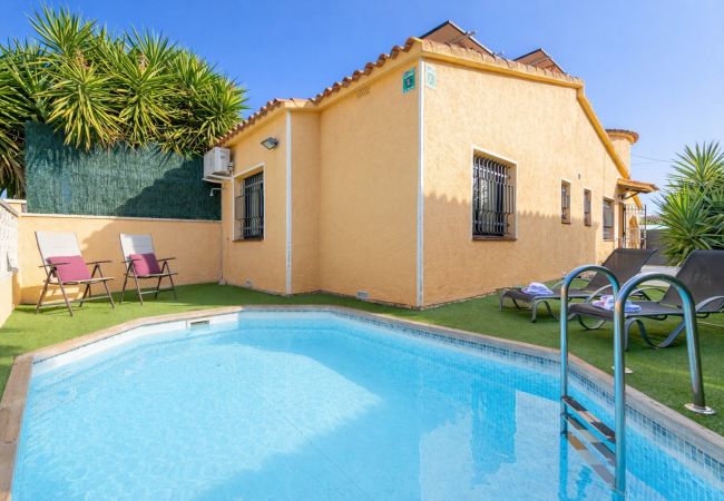 Villa in Empuriabrava - 0130-MONTGRI House with private pool