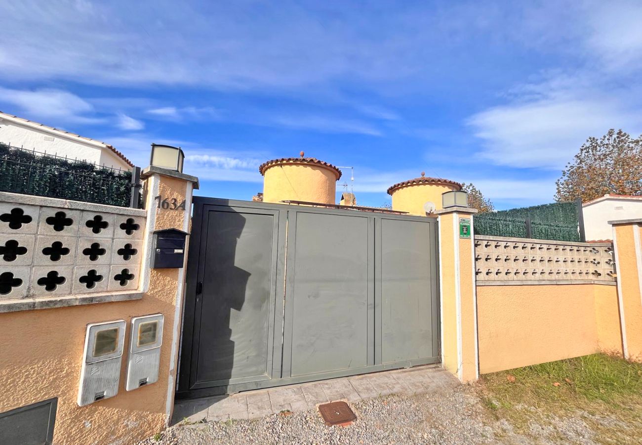 Villa in Empuriabrava - 0130-MONTGRI House with private pool