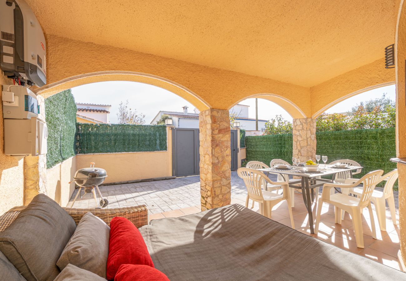 Villa in Empuriabrava - 0130-MONTGRI House with private pool