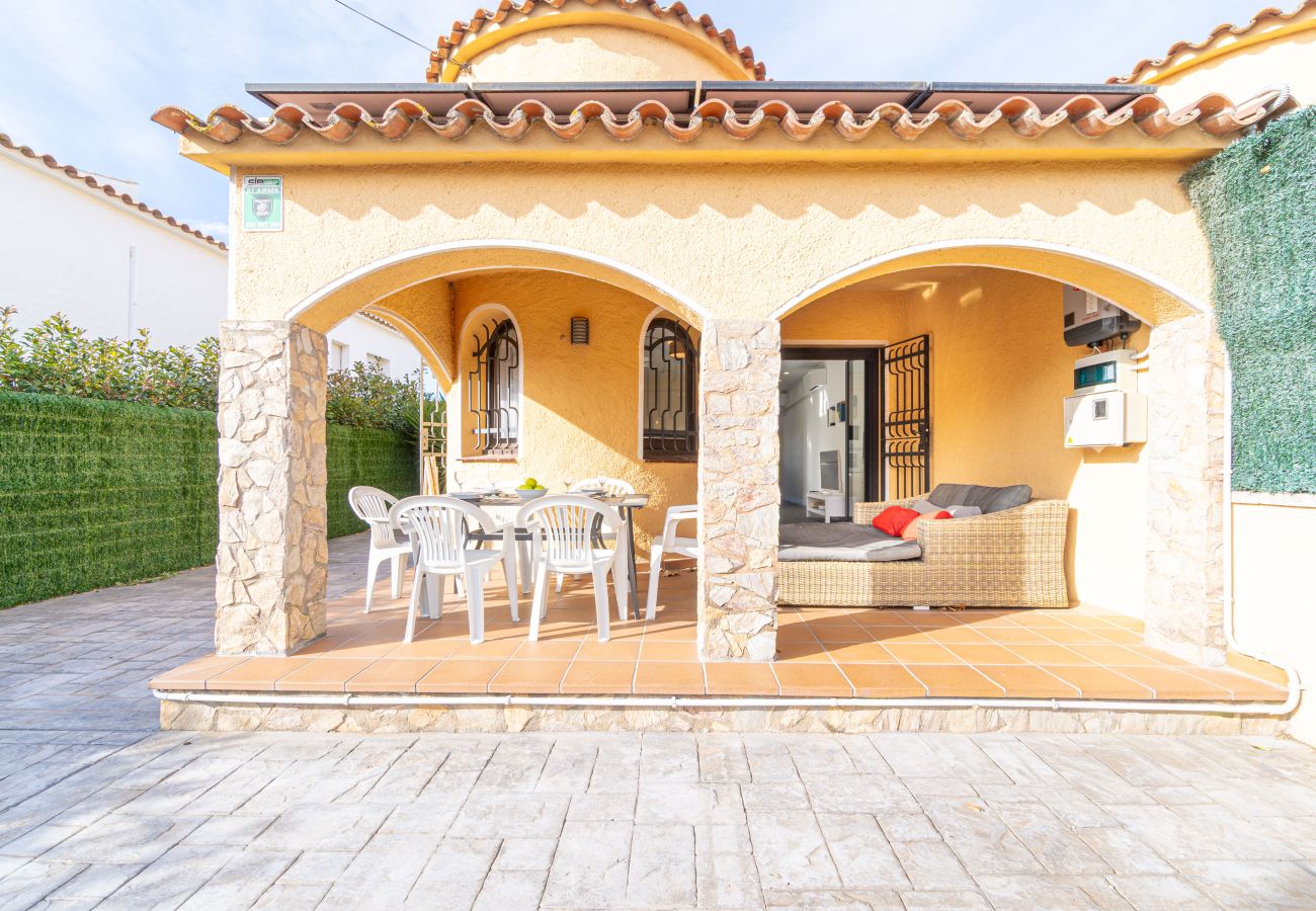 Villa in Empuriabrava - 0130-MONTGRI House with private pool