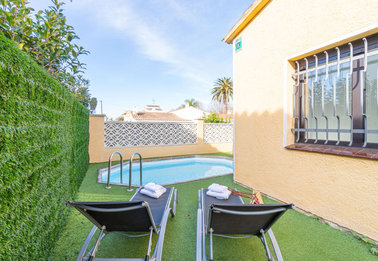 Villa in Empuriabrava - 0130-MONTGRI House with private pool