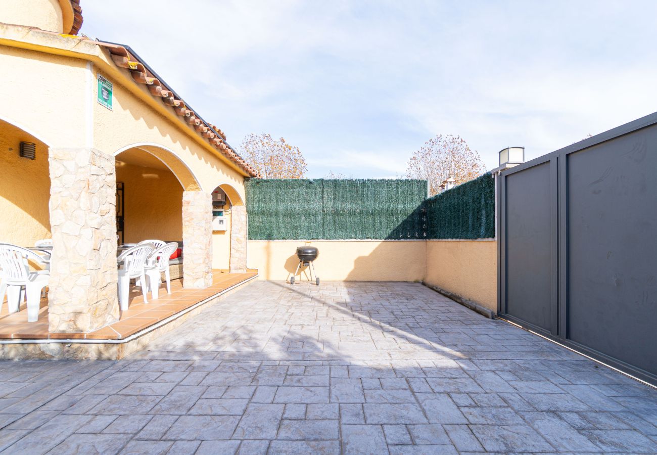 Villa in Empuriabrava - 0130-MONTGRI House with private pool