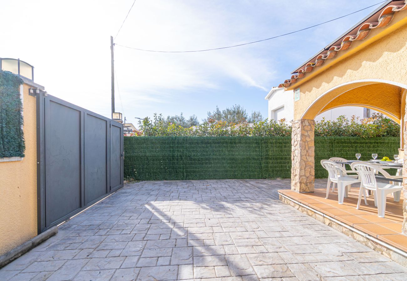 Villa in Empuriabrava - 0130-MONTGRI House with private pool