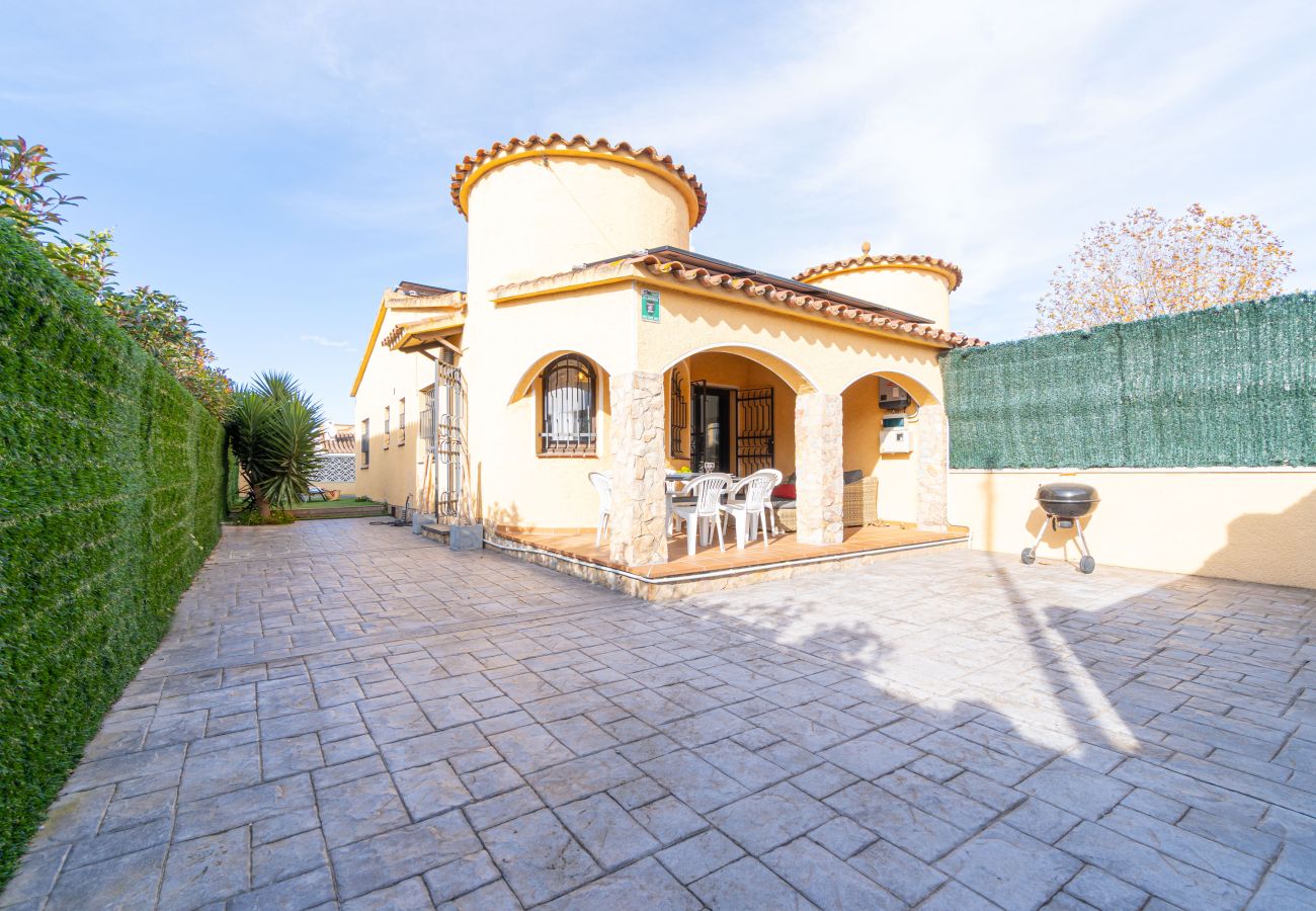 Villa in Empuriabrava - 0130-MONTGRI House with private pool