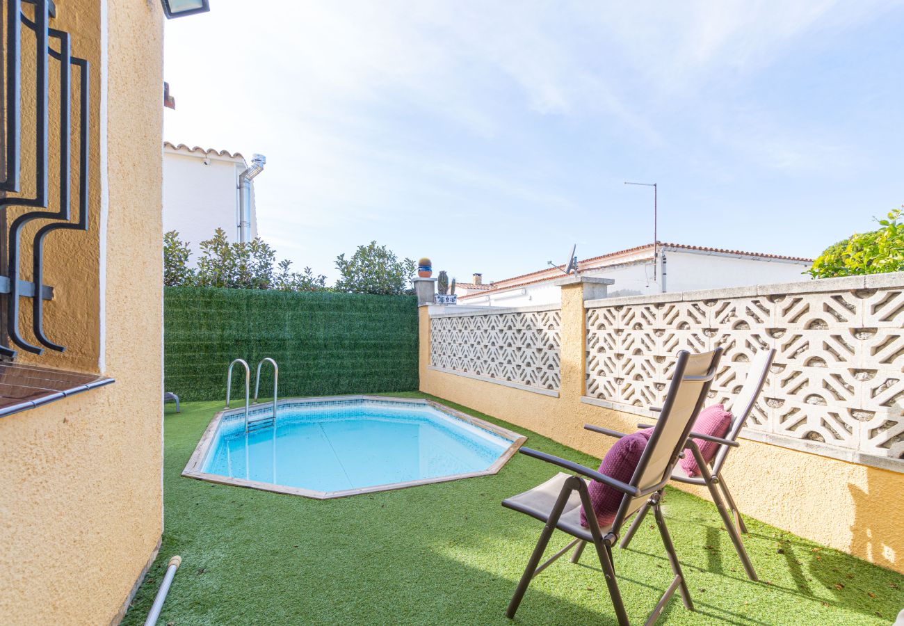 Villa in Empuriabrava - 0130-MONTGRI House with private pool