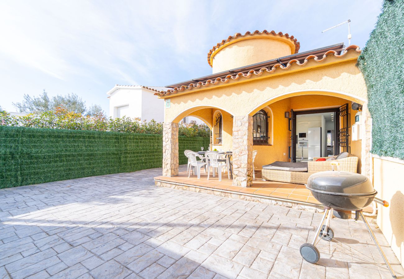 Villa in Empuriabrava - 0130-MONTGRI House with private pool