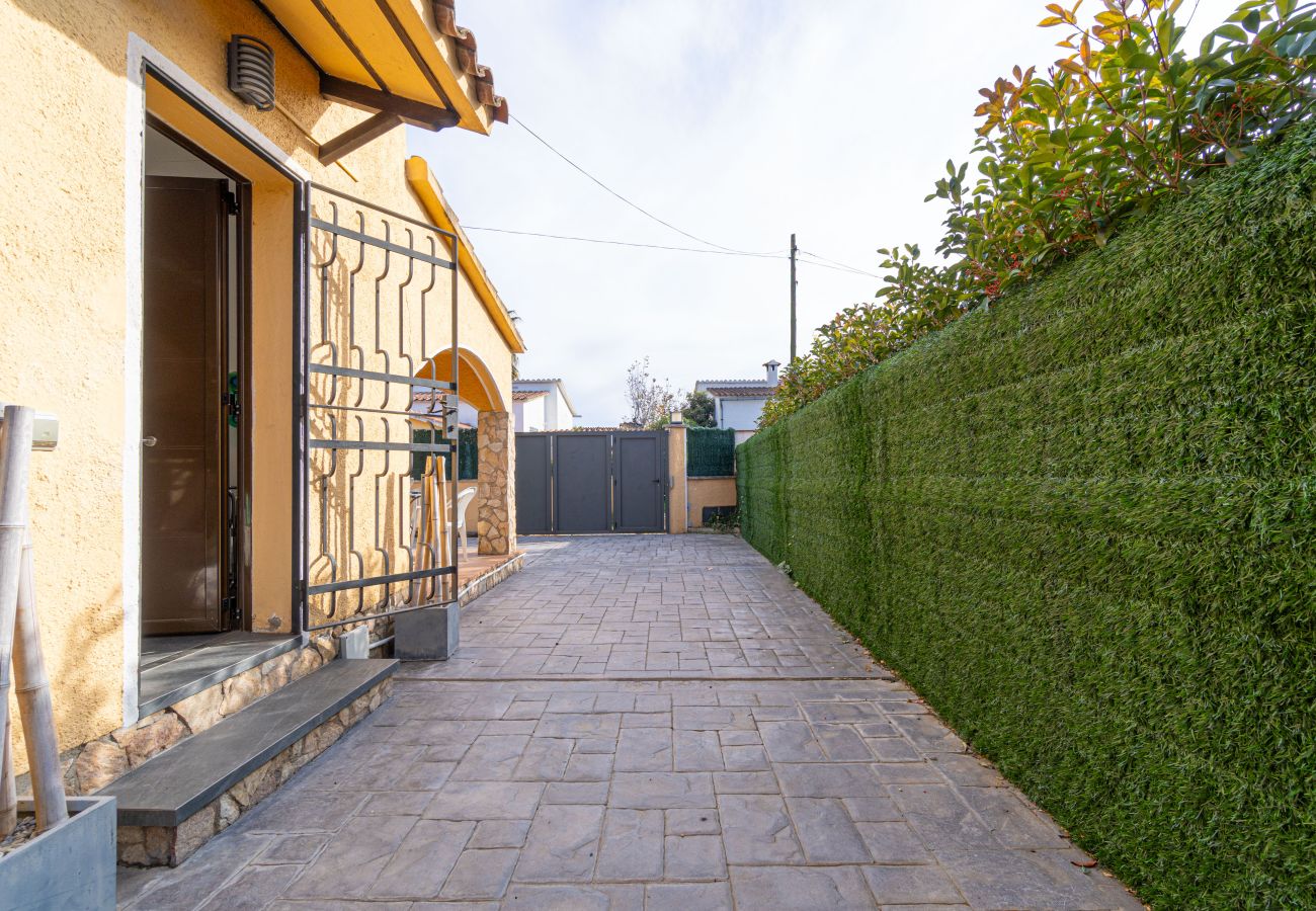 Villa in Empuriabrava - 0130-MONTGRI House with private pool