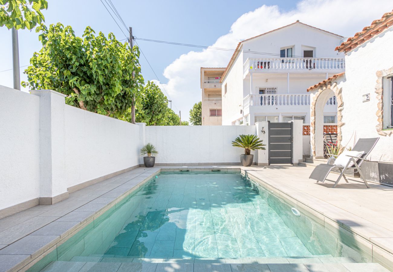 Villa in Empuriabrava - 0190-SANT MAURICI House with private pool