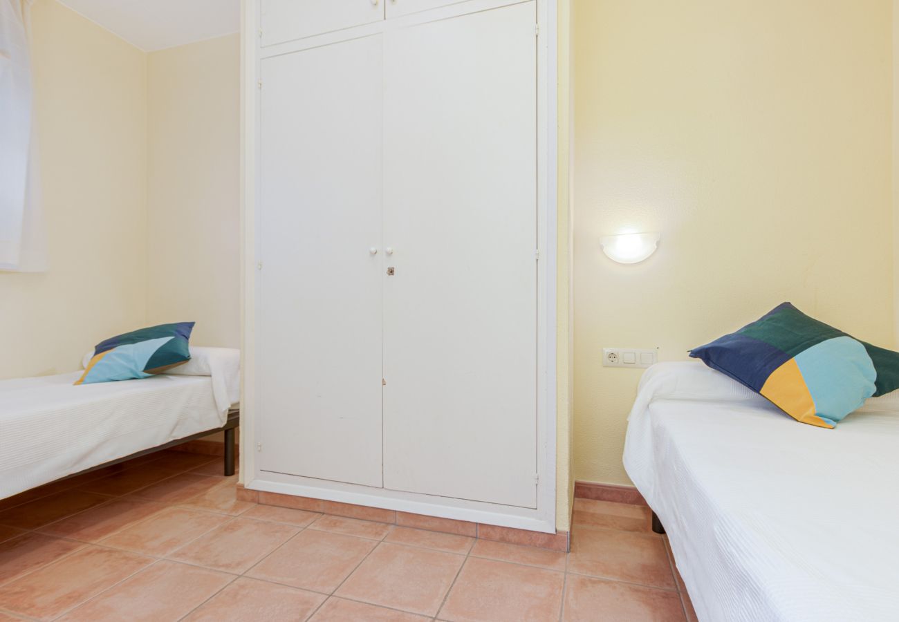 Apartment in Empuriabrava - 0147-PORT SOTAVENT Apartment with canal view and pool