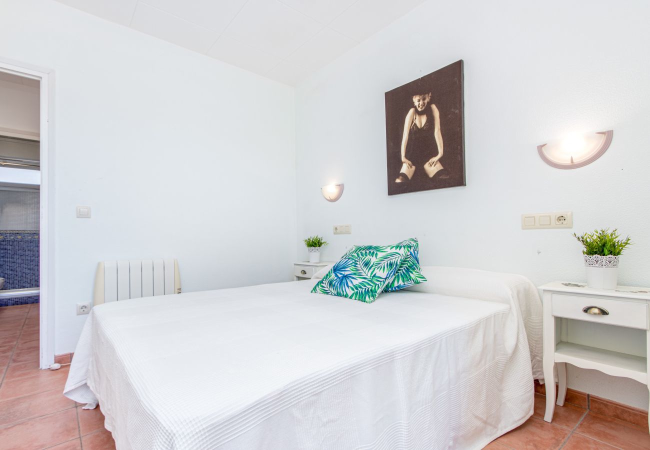 Apartment in Empuriabrava - 0147-PORT SOTAVENT Apartment with canal view and pool