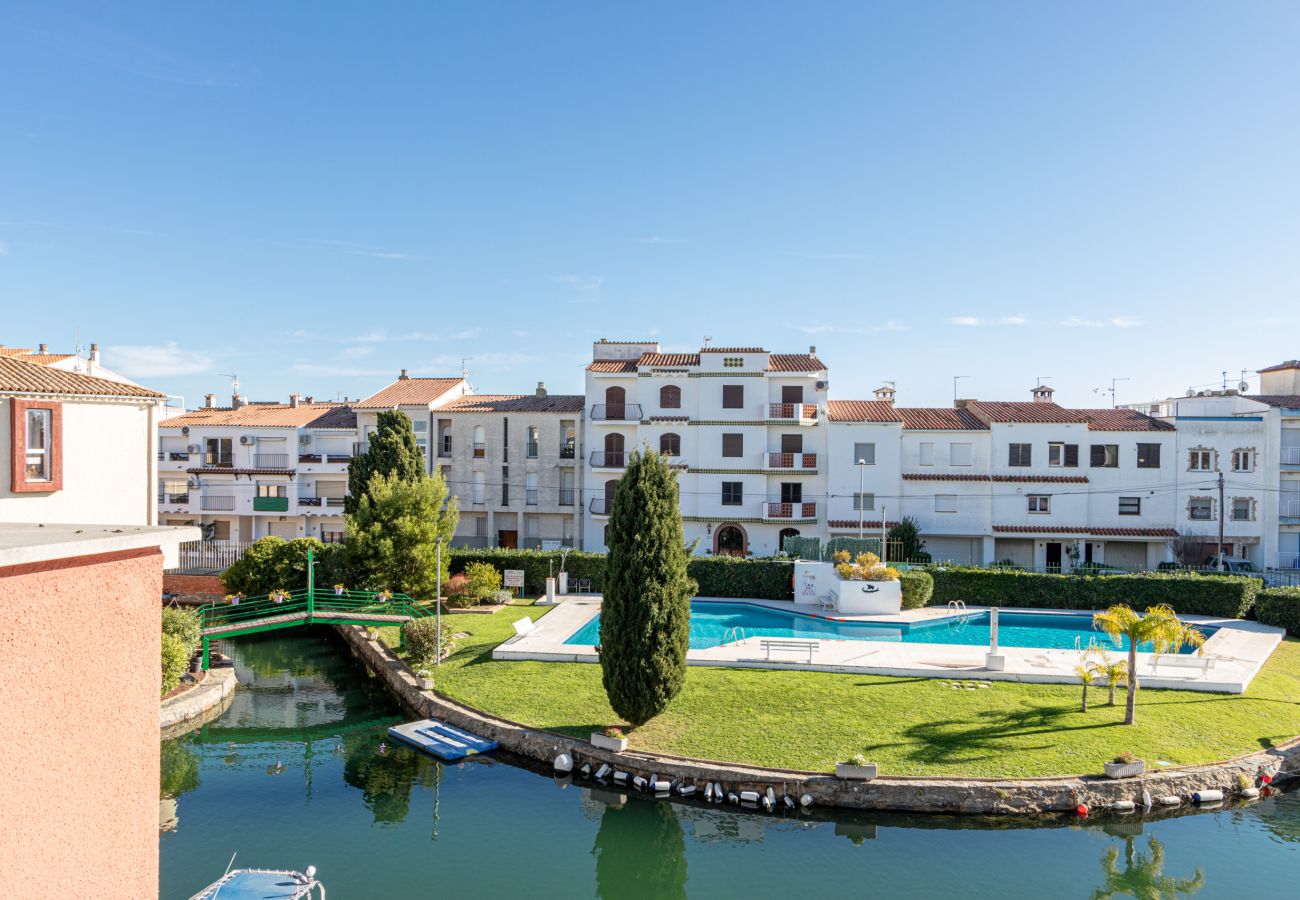 Apartment in Empuriabrava - 0147-PORT SOTAVENT Apartment with canal view and pool