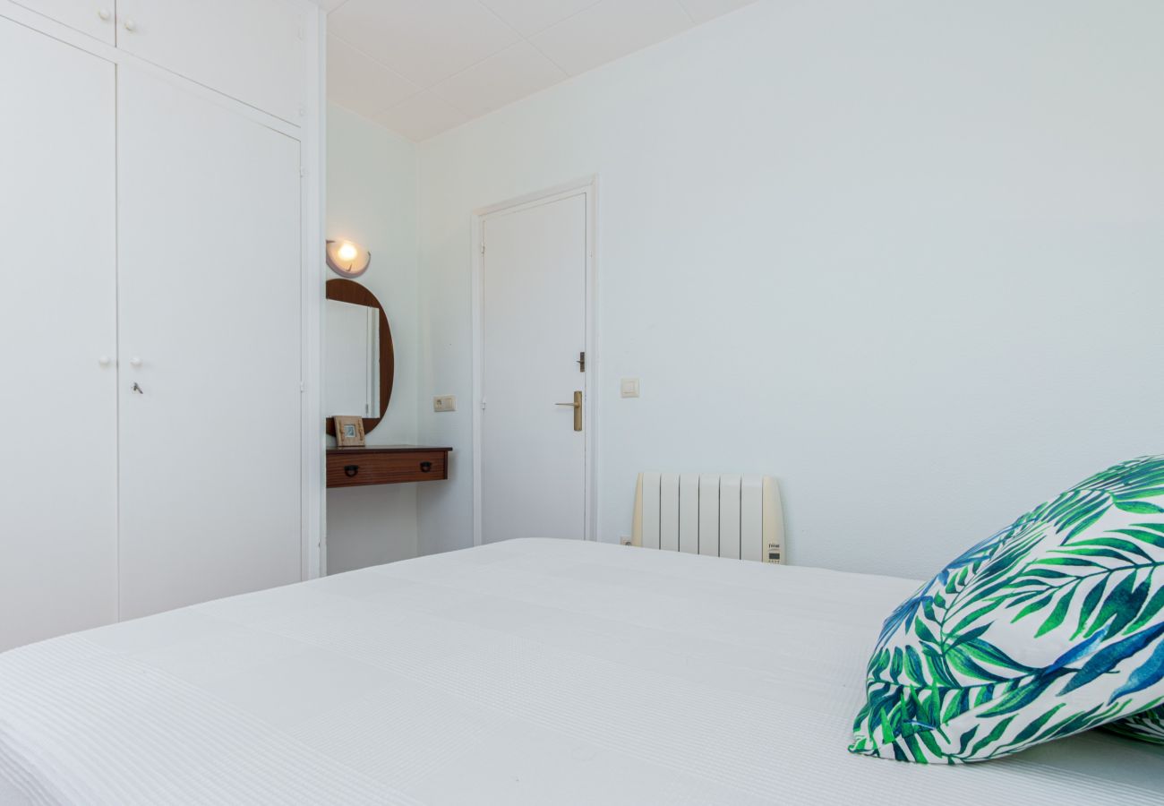 Apartment in Empuriabrava - 0147-PORT SOTAVENT Apartment with canal view and pool