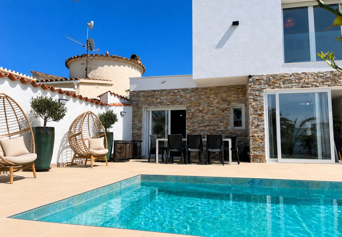 Villa in Empuriabrava - 0040-CAP RAS House at the canal with pool and mooring