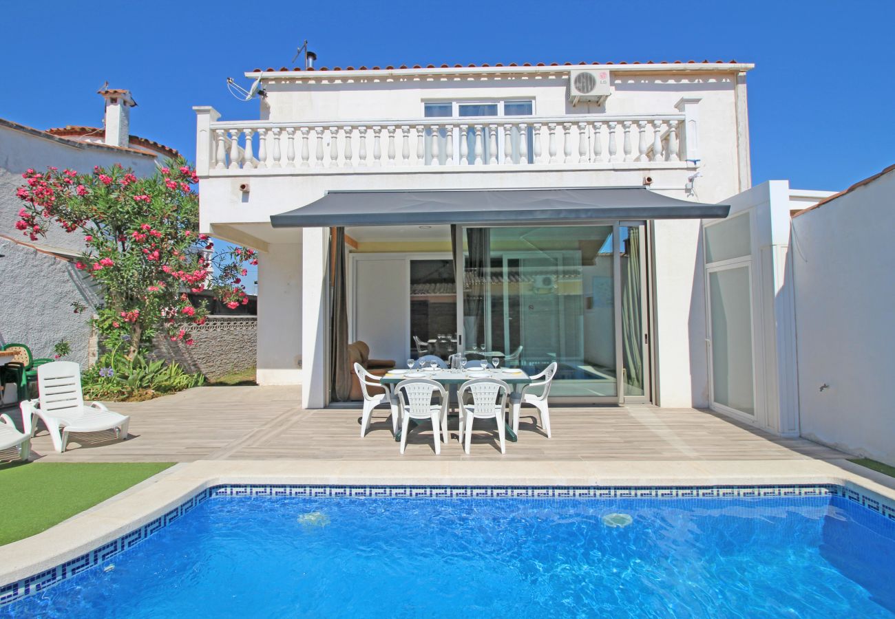 Villa à Empuriabrava - 0125-MONTGRI Maison avec piscine privée et wifi