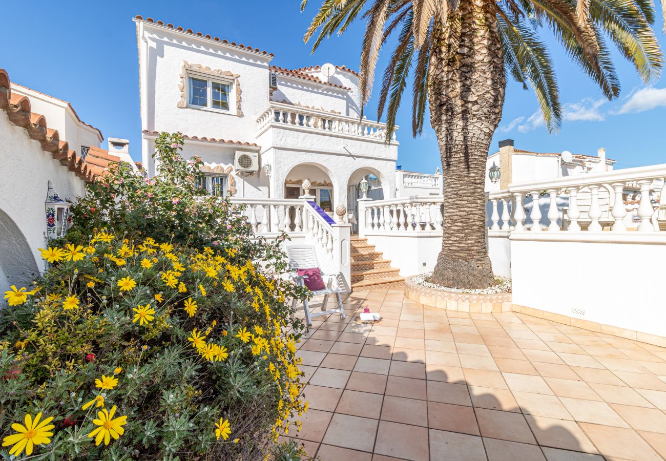 Villa à Empuriabrava - 0037-CAP RAS Maison au canal avec piscine et amarrage