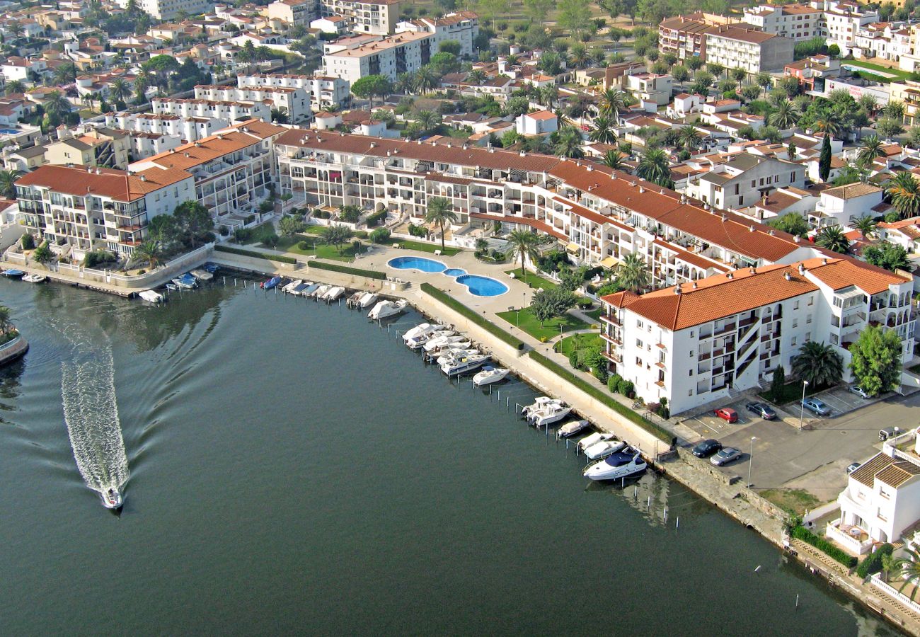 Appartement à Empuriabrava - 0185-SANT MAURICI Appartement avec piscine communautaire et vue sur le canal 