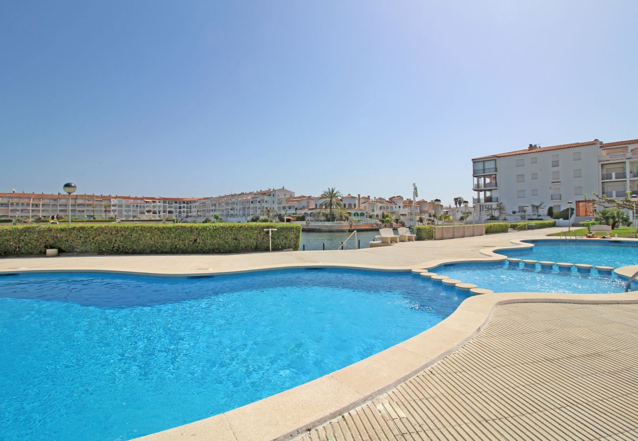 Appartement à Empuriabrava - 0136-SANT MAURICI Appartement avec vue sur le canal et piscine